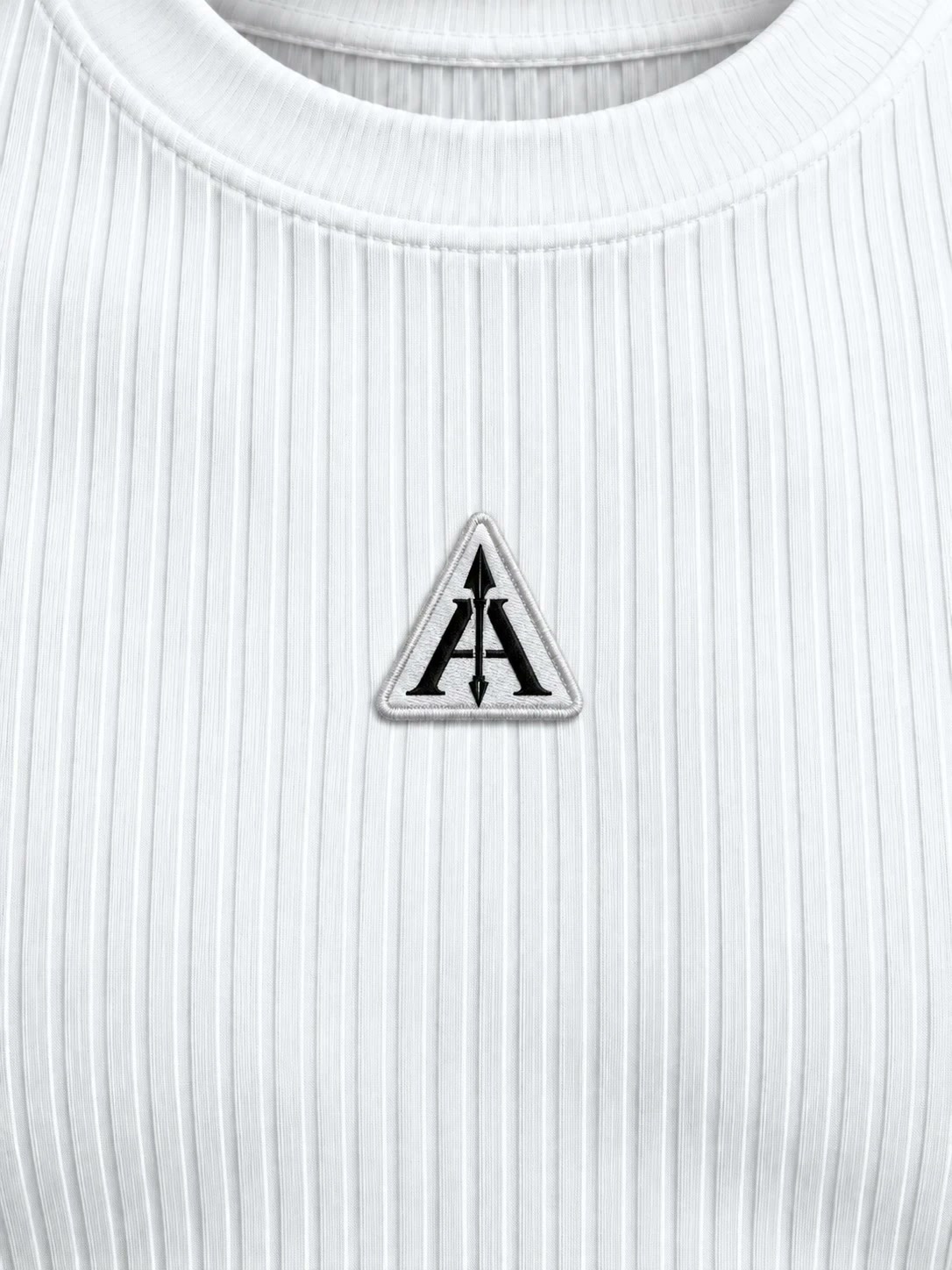Aplique bordado del símbolo ARKANTUS sobre la camiseta blanca